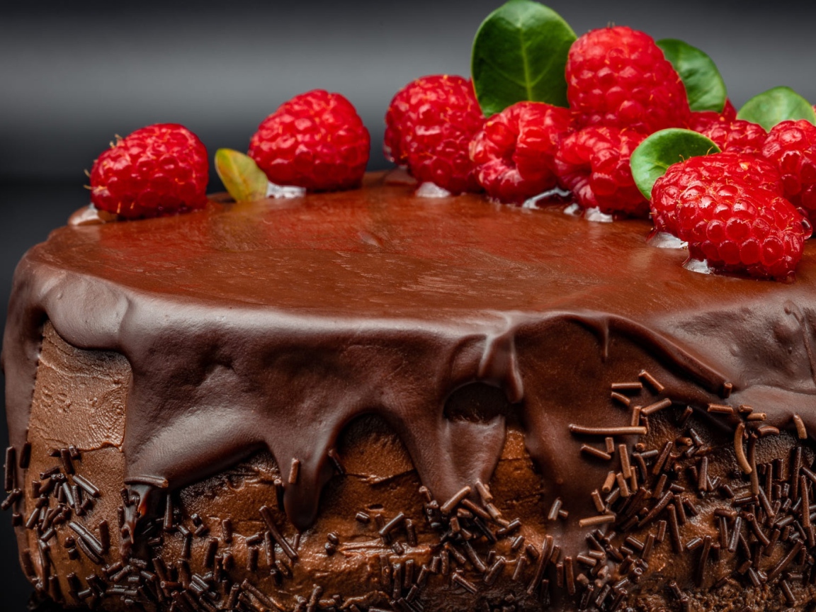 Пирог с кремом и шоколадом украшен малиной