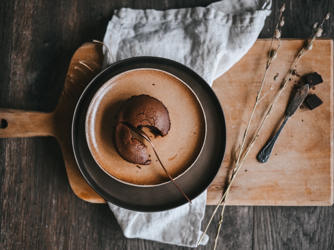 Вкусный шоколадный кекс на тарелке 