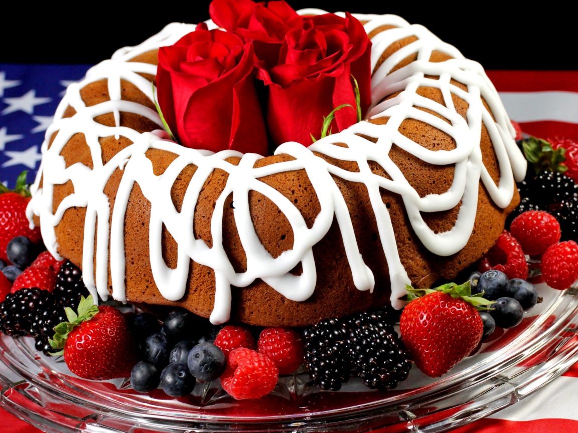 Вкусный пирог на блюде с ягодами и розами