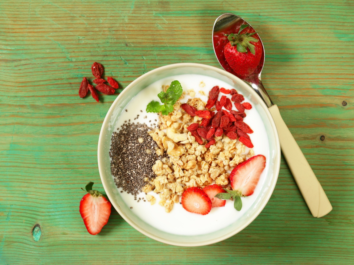 Десерт с сухофруктами и клубникой на столе