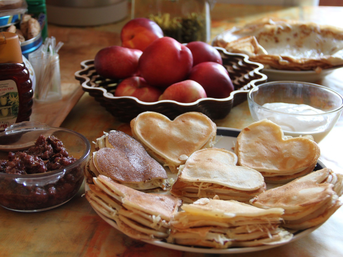 Блины с начинкой на столе с нектарином