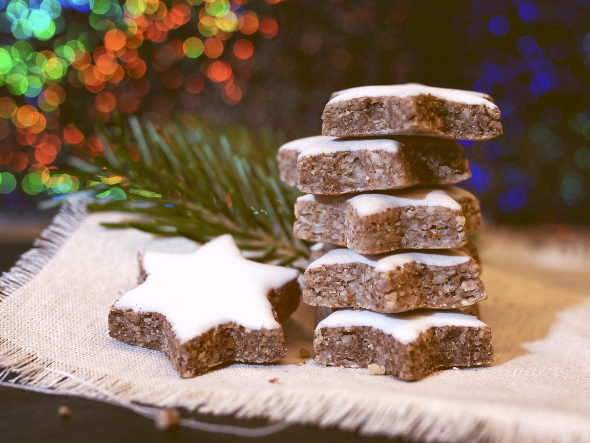 Печенье с глазурью на столе с еловой веткой 