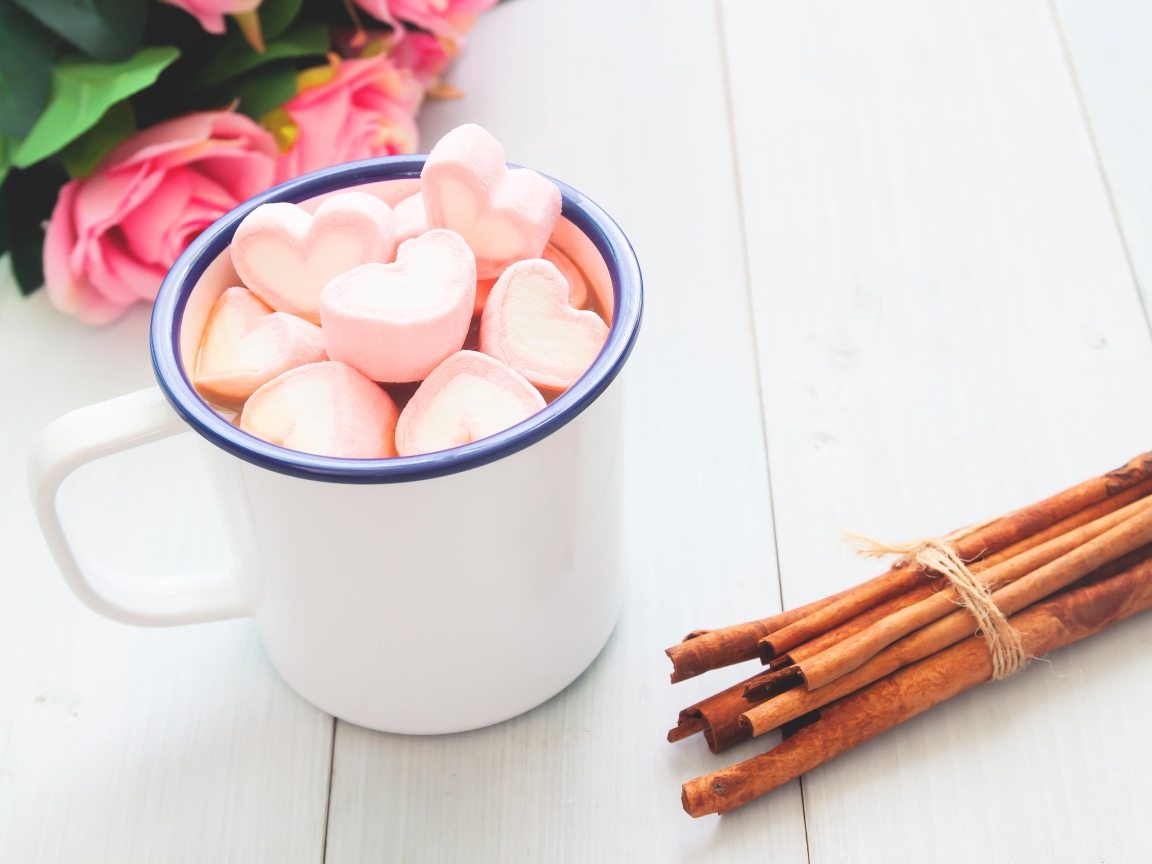 Железная чашка какао с маршмеллоу на столе с корицей 