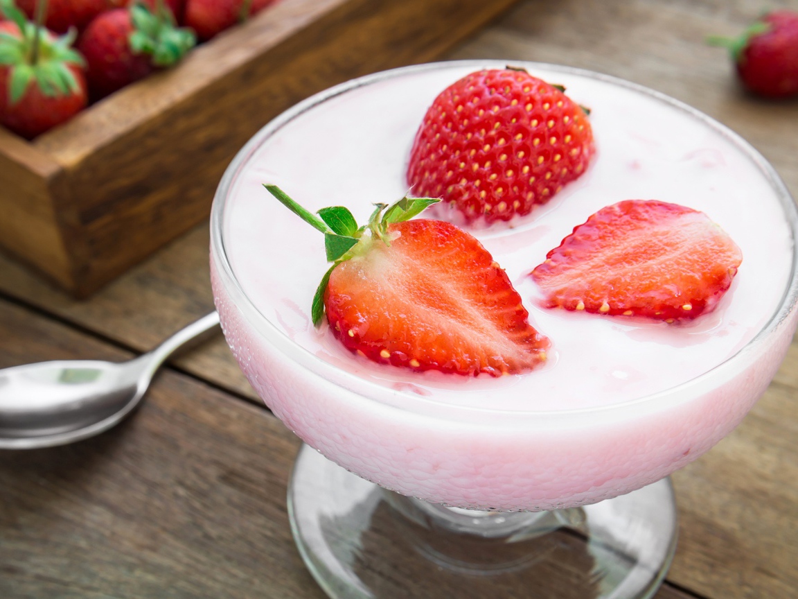 Молочный десерт в креманке с ягодами клубники