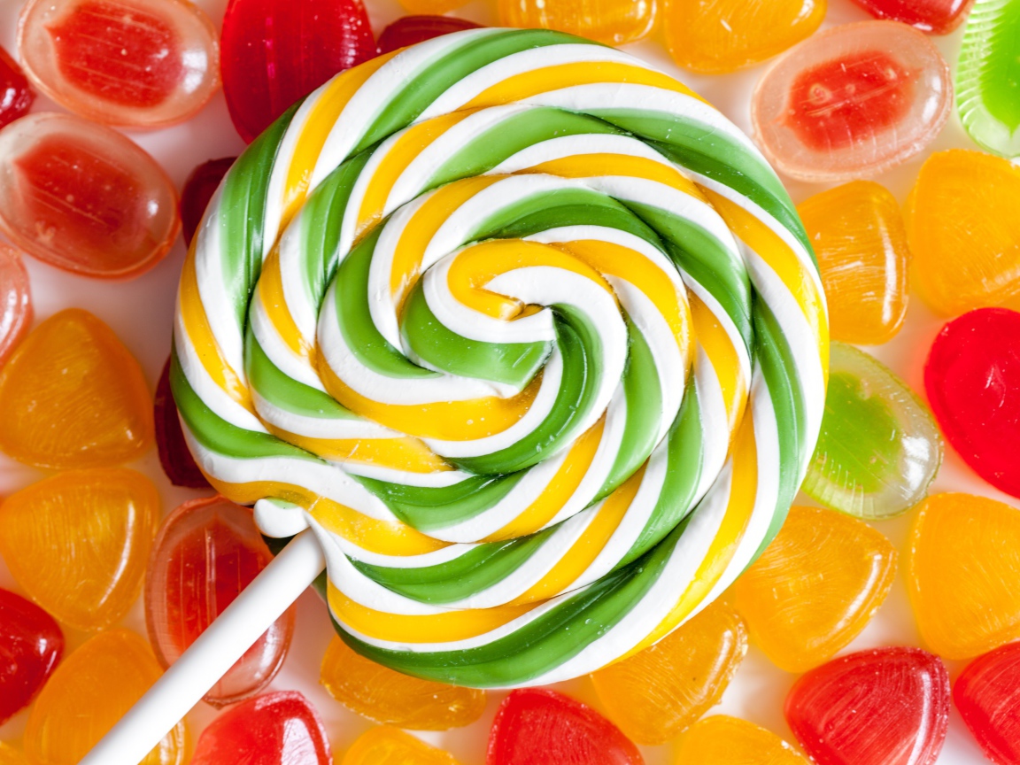 Разноцветный большой леденец на палочке крупным планом