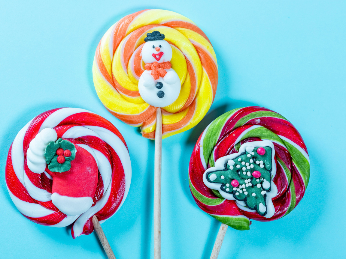 Разноцветные леденцы на палочках на голубом фоне