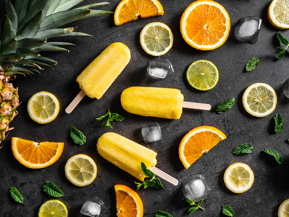 Фруктовое мороженое на сером фоне с цитрусовыми и лимоном 