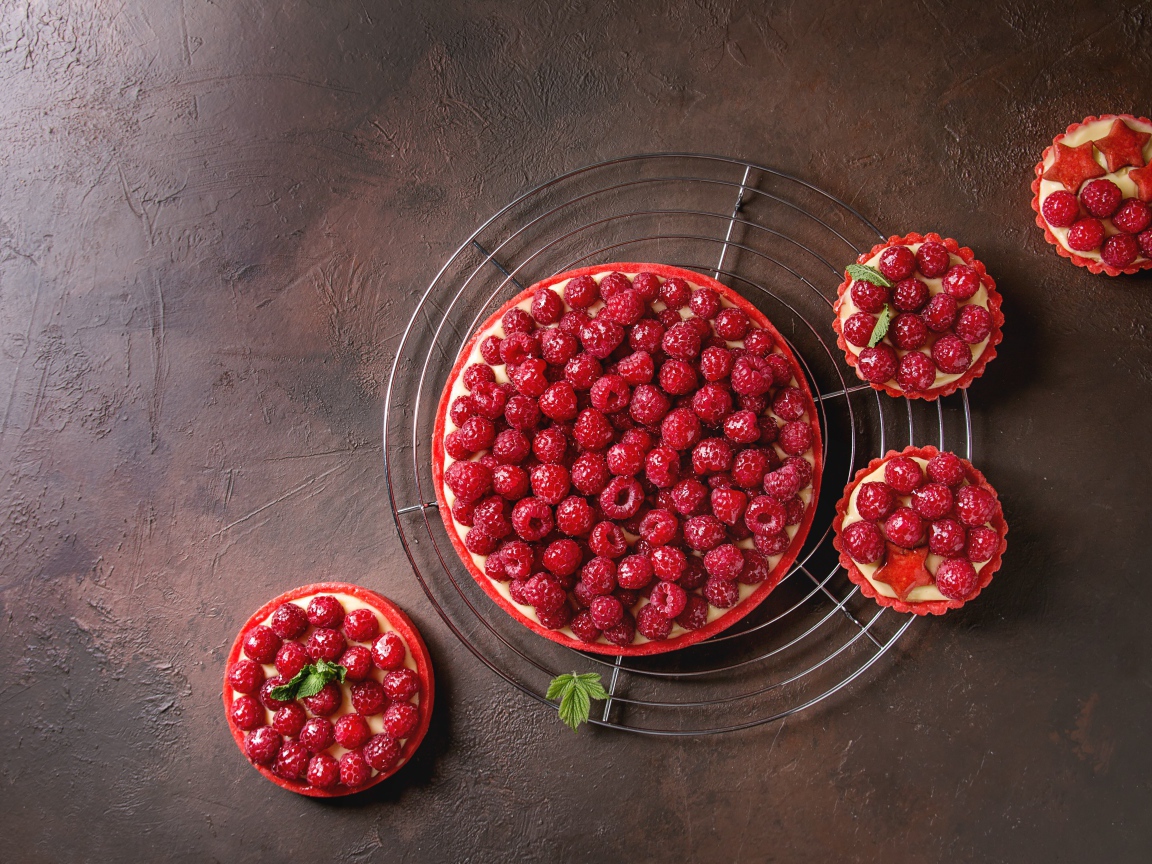 Пирог с малиной и кексы с малиной на столе 