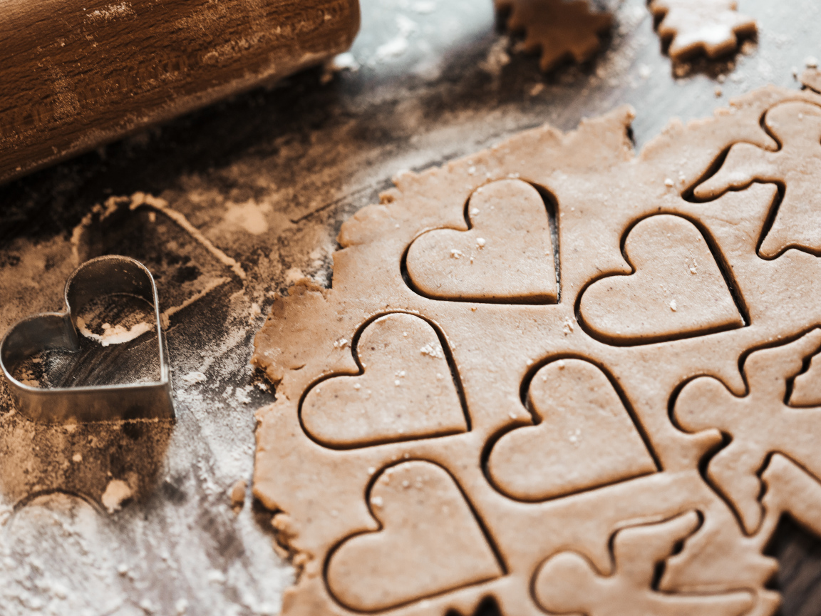 Сырое печенье в форме ангелов и сердечек