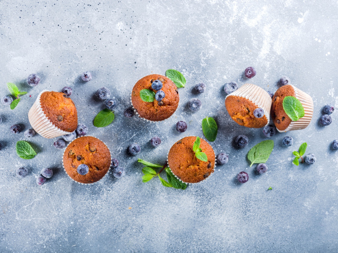 Румяные кексы на столе с ягодами черники