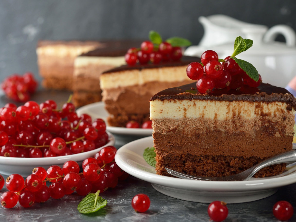 Кусок торта Три шоколада с ягодами красной смородины