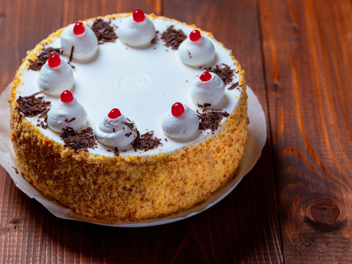 Вкусный торт с безе на столе