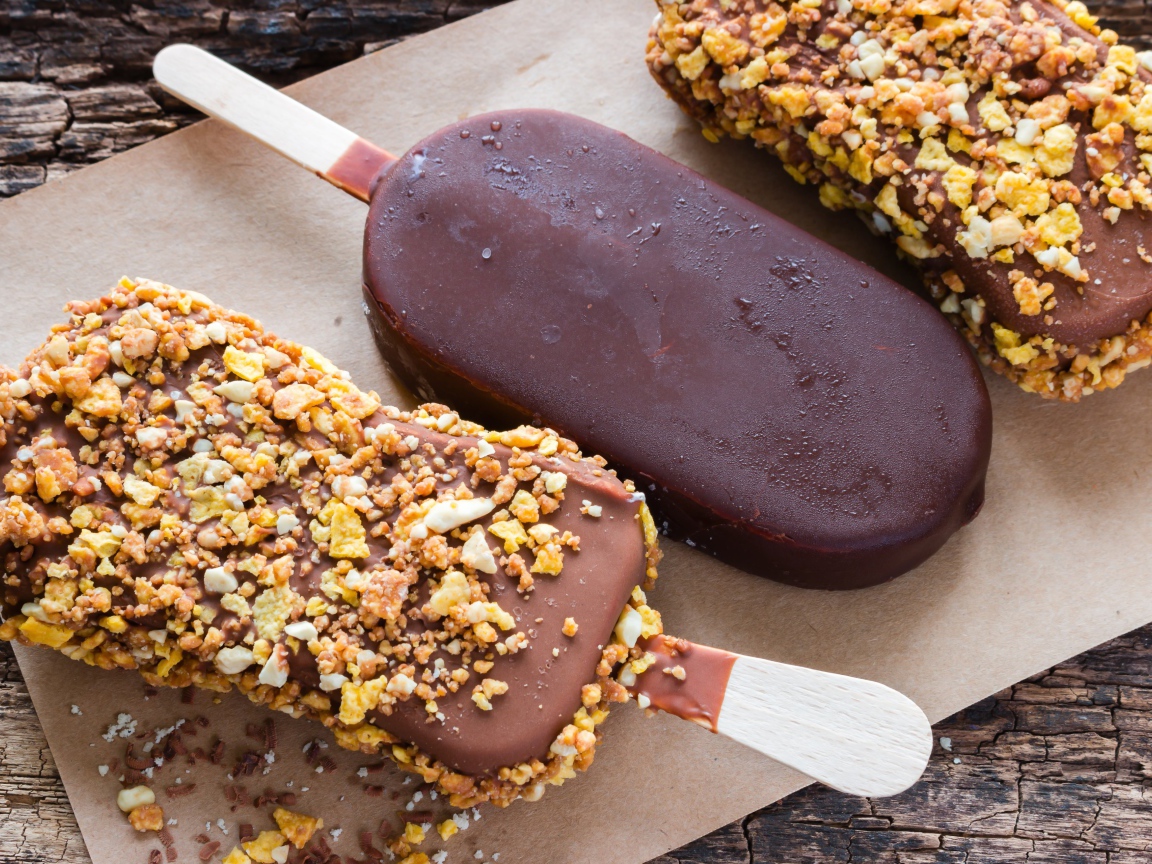 Вкусное холодное мороженое в шоколаде на столе 