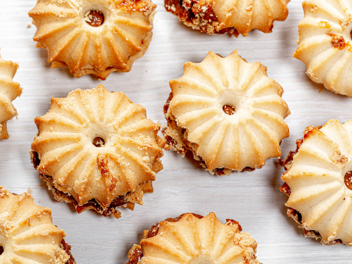 Вкусное печенье со сгущенкой на столе крупным планом