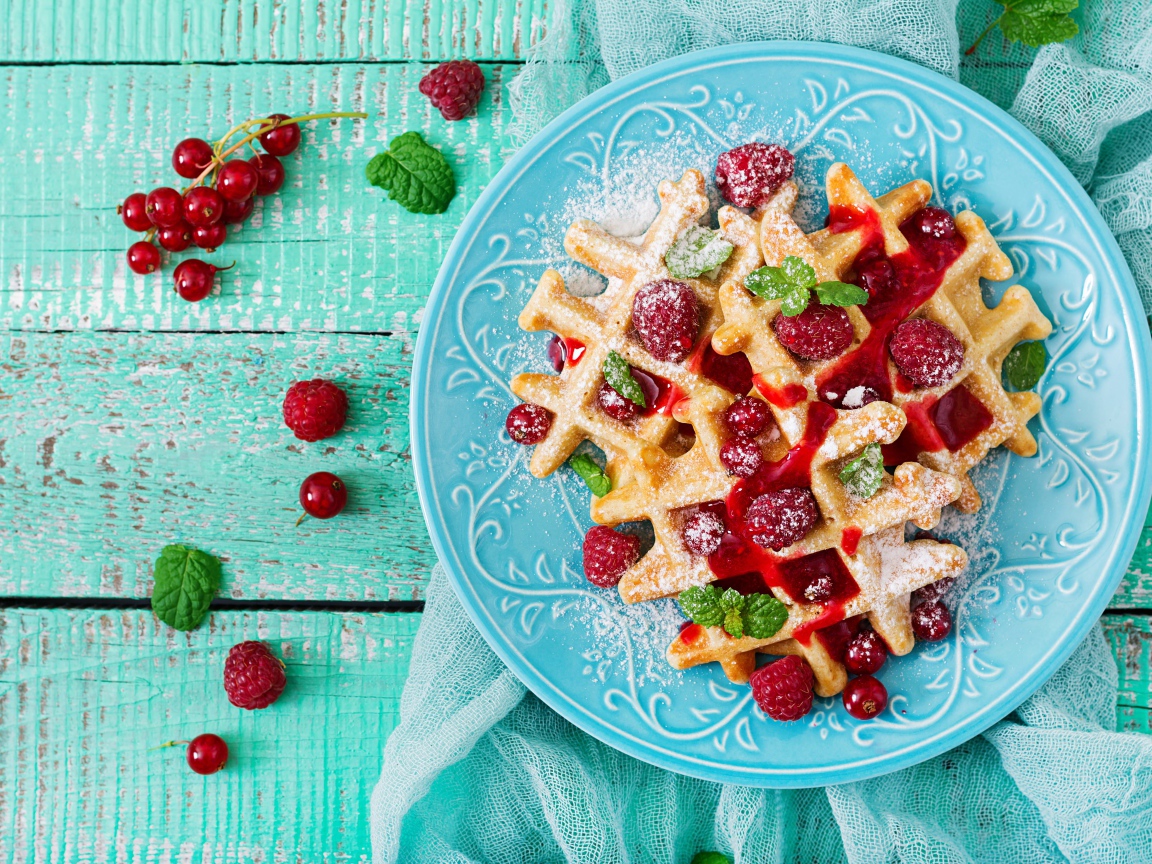 Аппетитные вафли с малиной, красной смородиной и джемом 