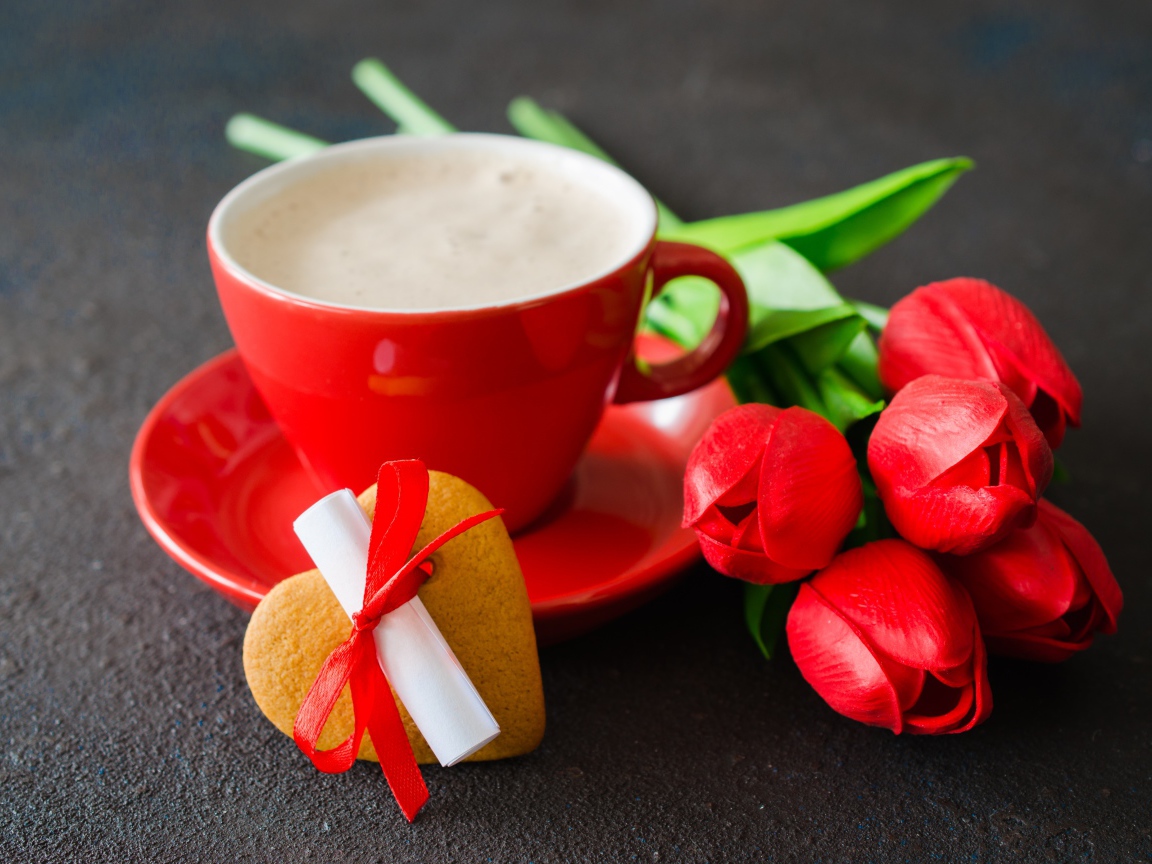 Букет тюльпанов и чашка кофе с печеньем на столе