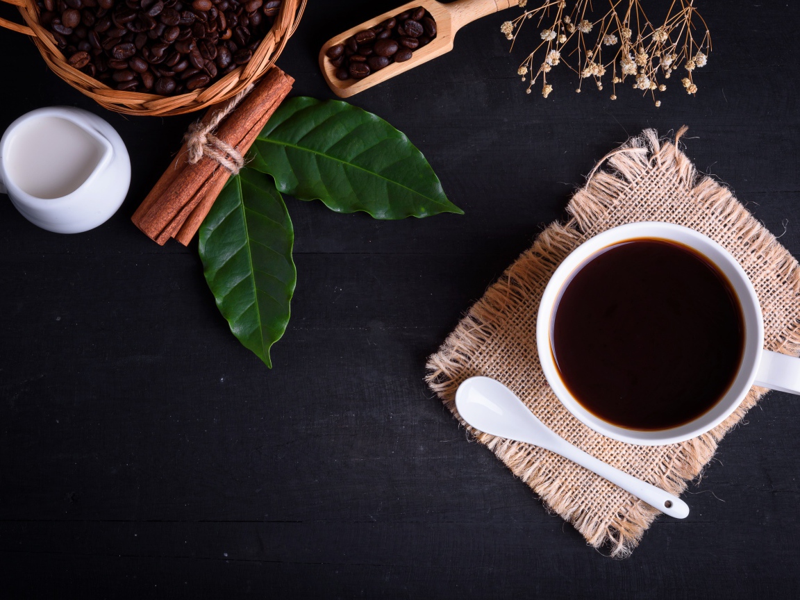 Чашка кофе на столе с корицей и лавровым листом