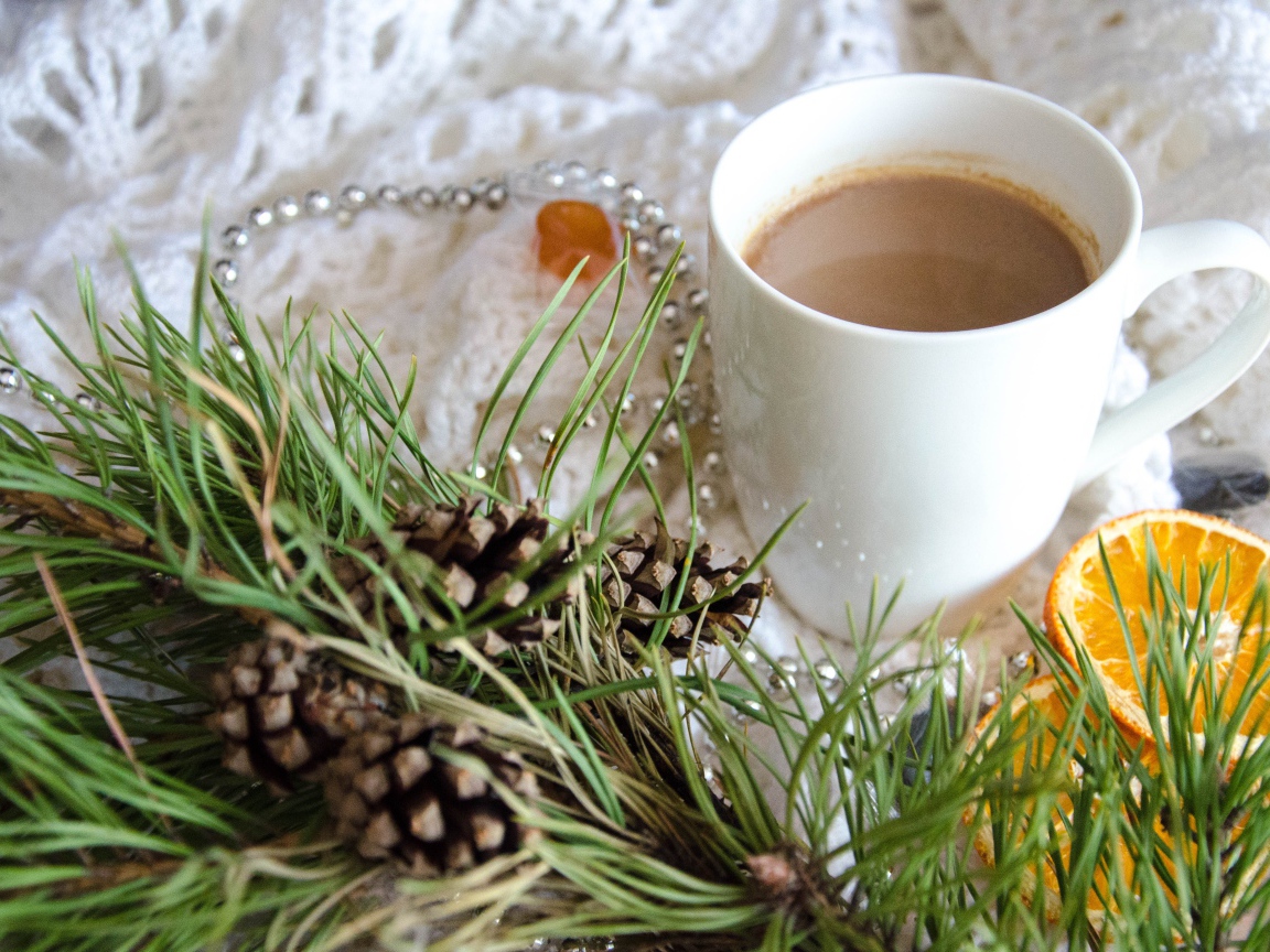 Чашка горячего какао с веткой сосны и апельсинами