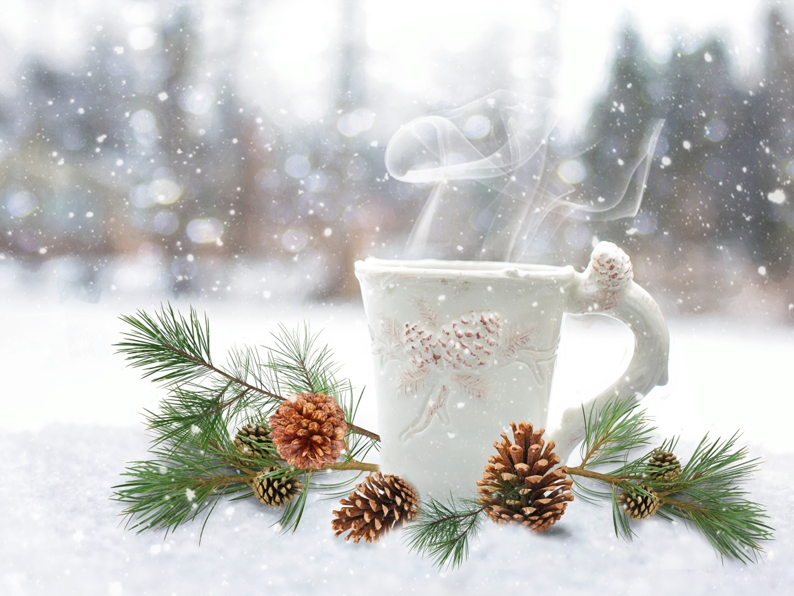 Чашка горячего кофе на снегу с сосновой веткой 