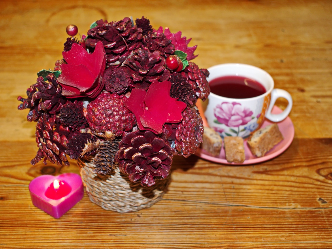 Чашка чая на столе с декором и свечой