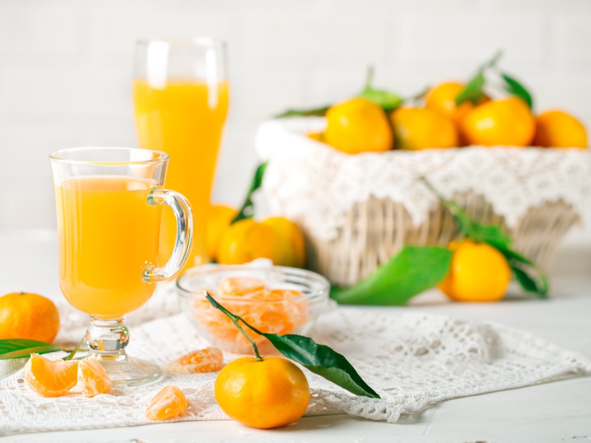 Свежий сок на столе со свежими мандаринами