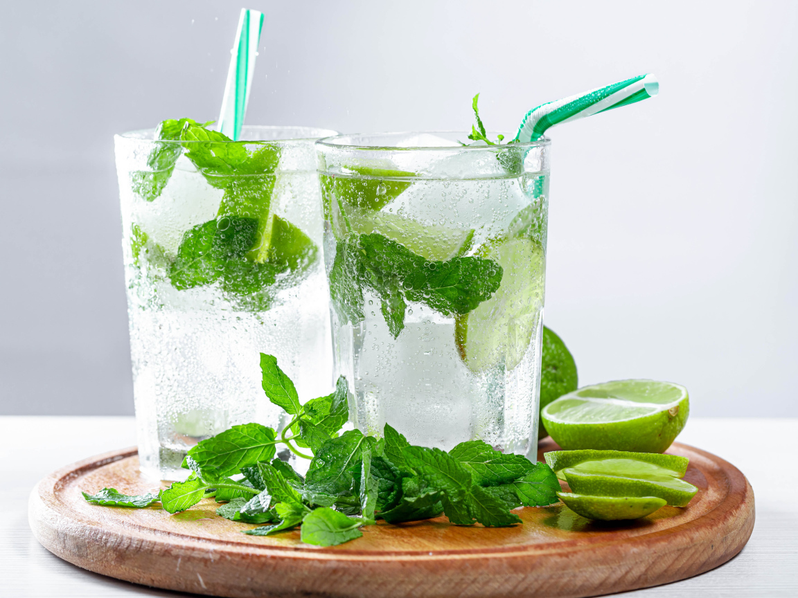 Мохито в стаканах с лаймом и мятой 