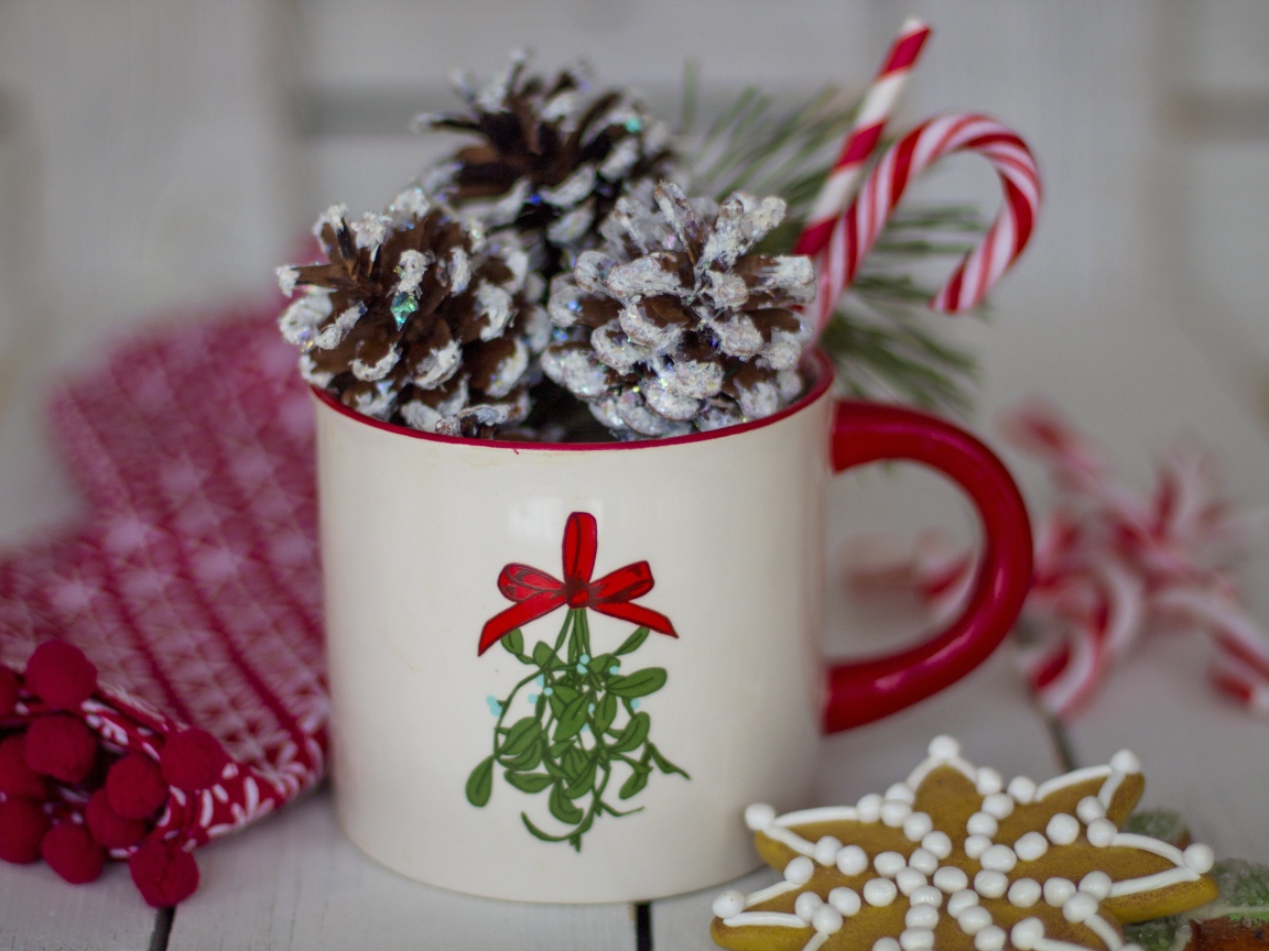Кружка с декоративными шишками и конфетами