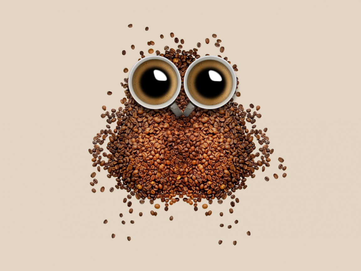 Сова из кофейных зерен и кружек на сером фоне
