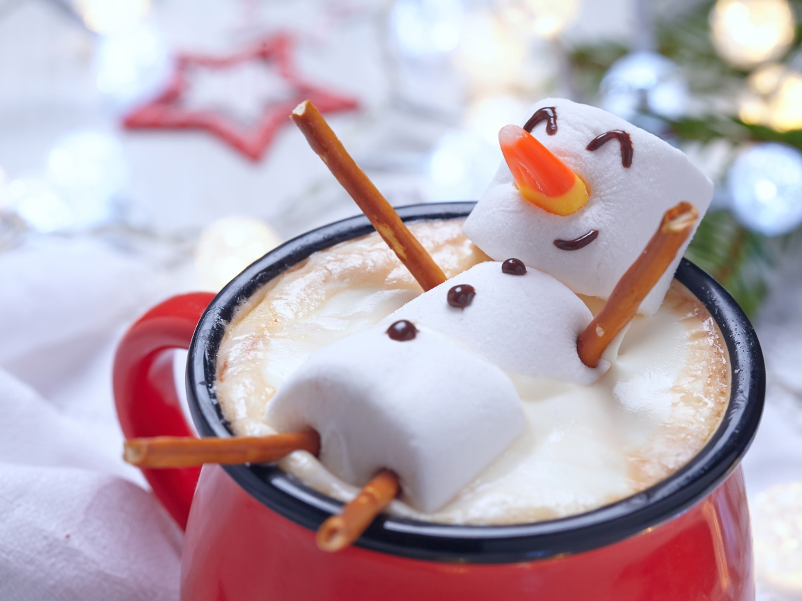 Снеговик с маршмеллоу в чашке в какао 