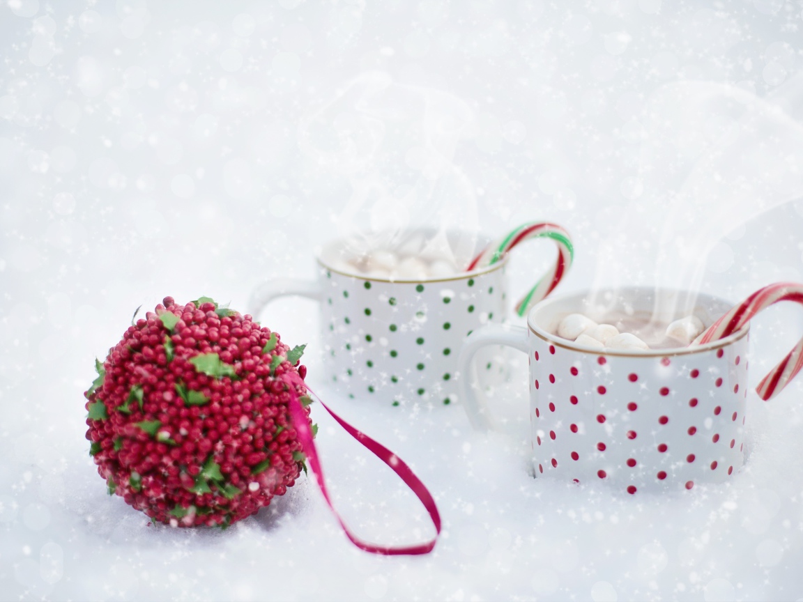 Две чашки горячего какао с маршмеллоу на снегу 