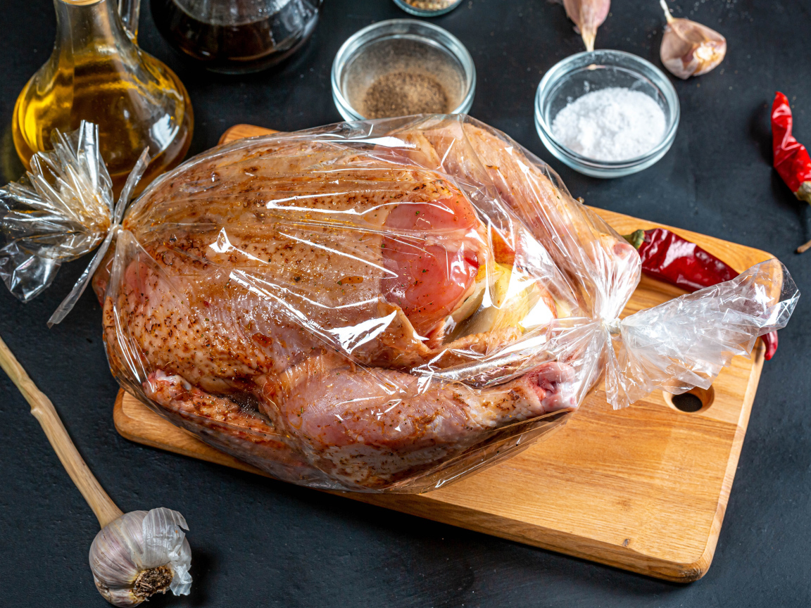 Курица в пакете готовится к запеканию 