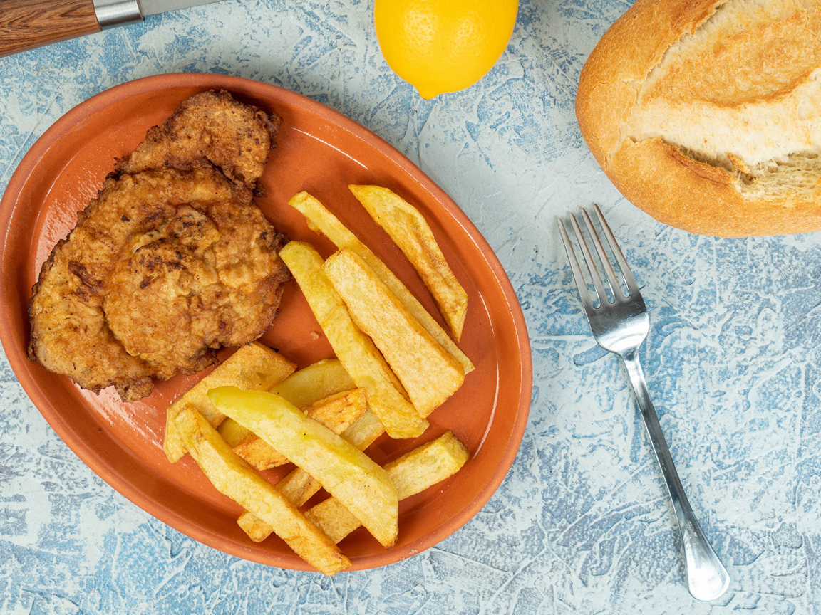 Отбивная с картофелем фри на тарелке 