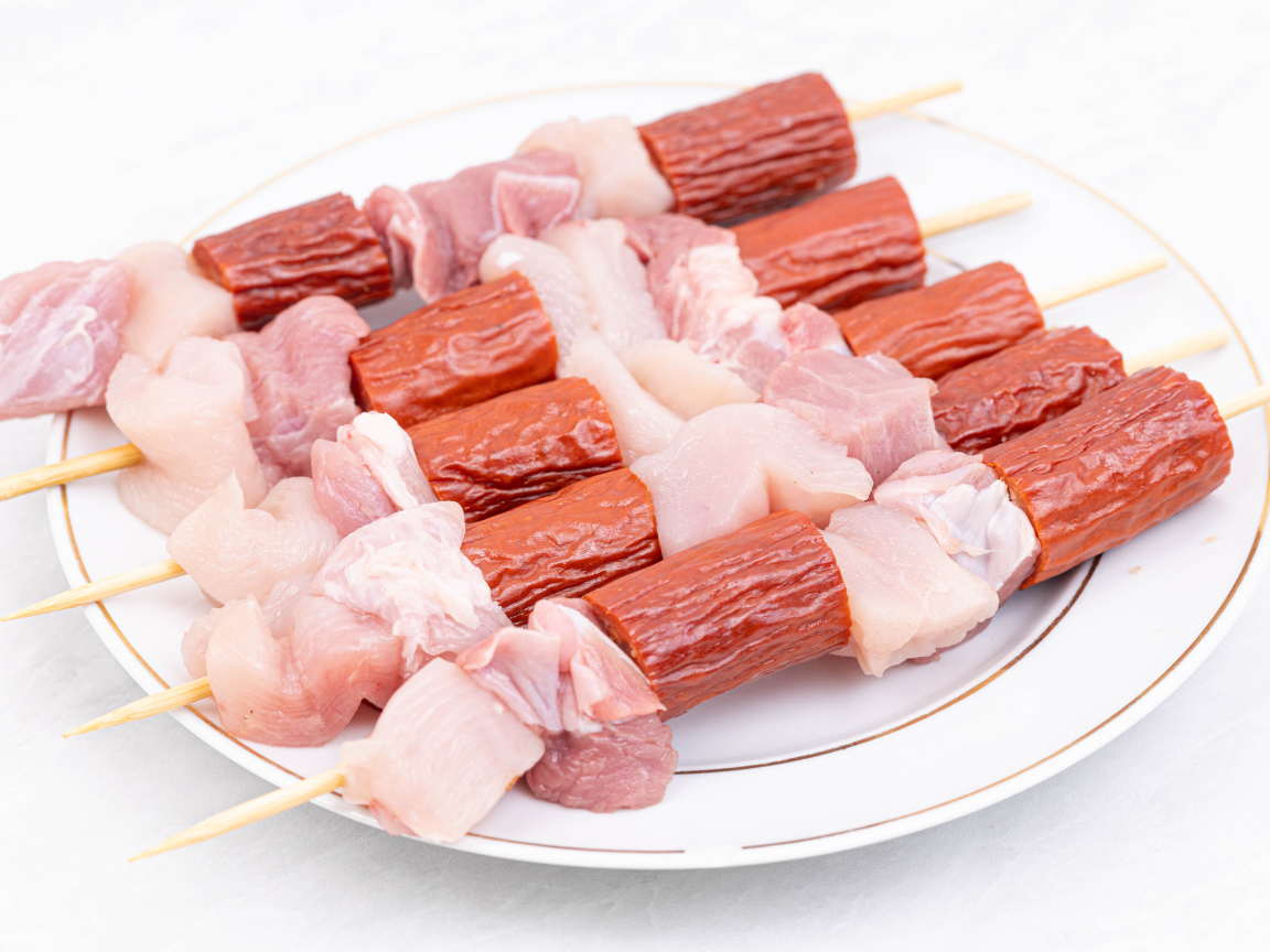 Шашлык из мяса и колбасок на шпажках 