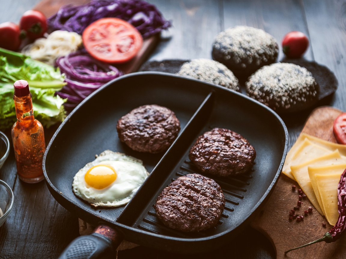 Три котлеты на сковородке с яичницей