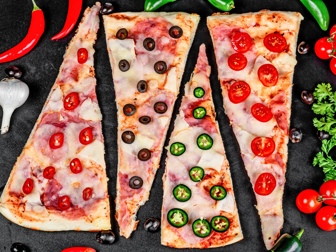 Четыре куска аппетитной пиццы с ветчиной и острым перцем