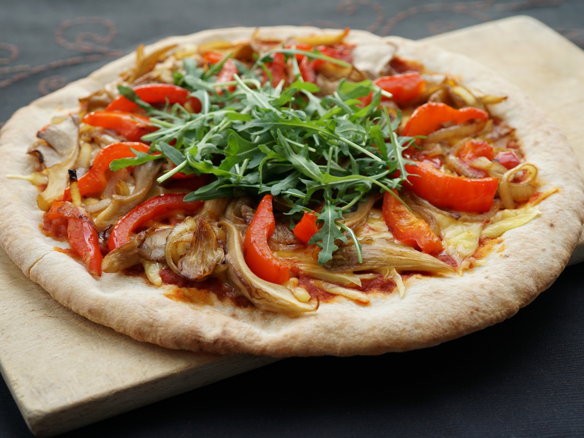 Пицца с грибами, паприкой и листьями рукколы 