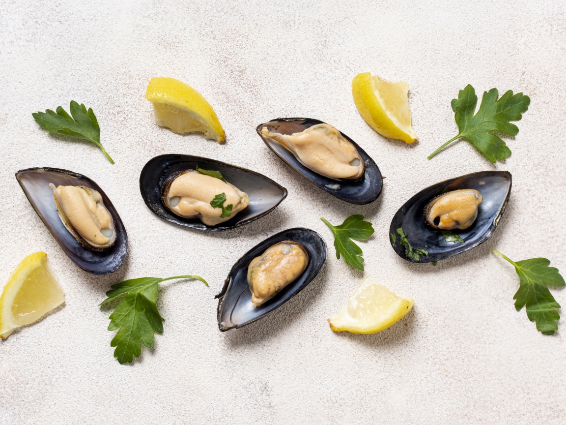 Мидии с кусочками лимона и петрушкой 
