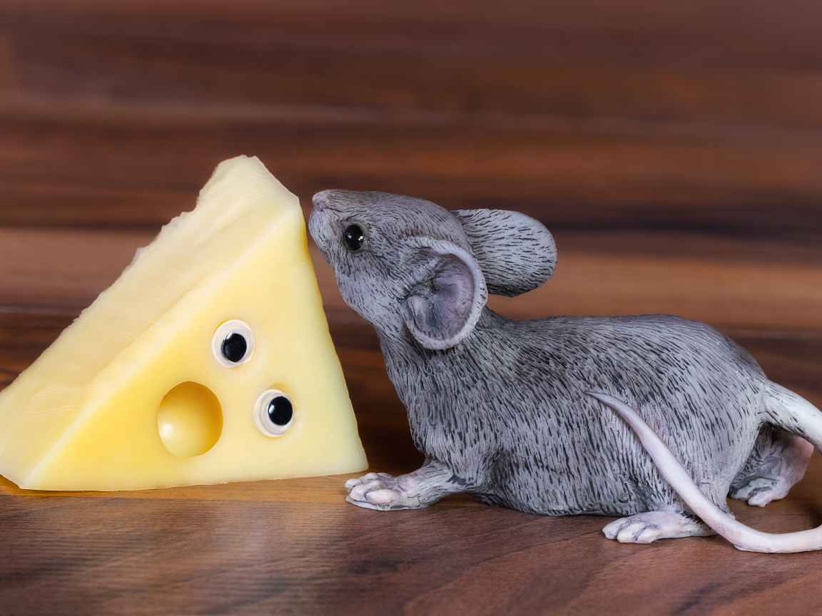 Статуэтка крысы с кусочком сыра 