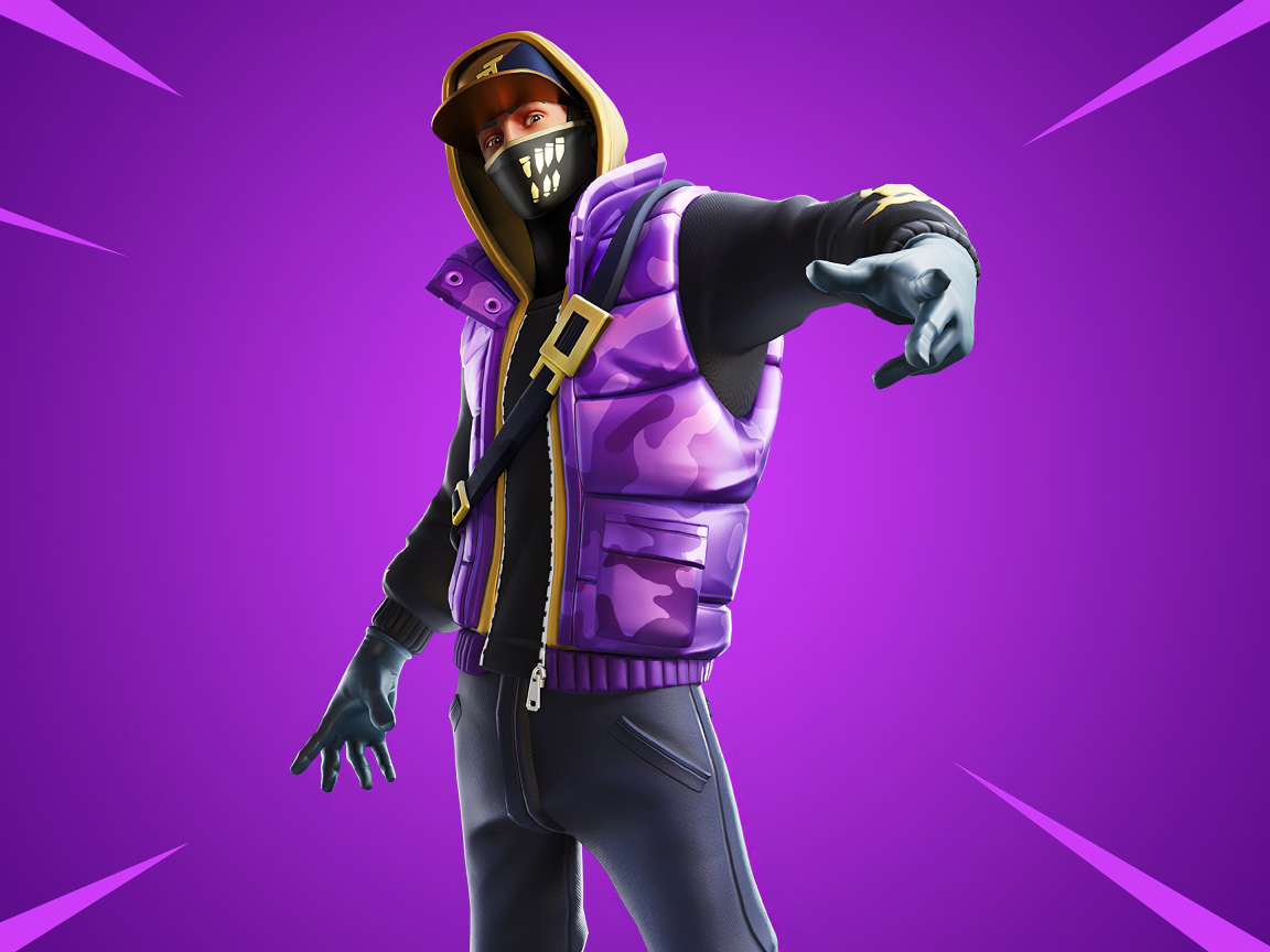 Парень в маске персонаж компьютерной игры Fortnite на сиреневом фоне