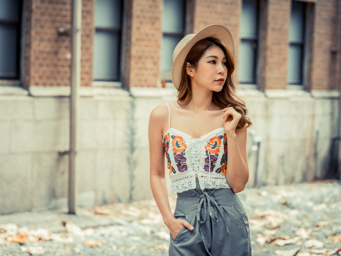 Взгляд длинноволосой азиатки на улице осенью 