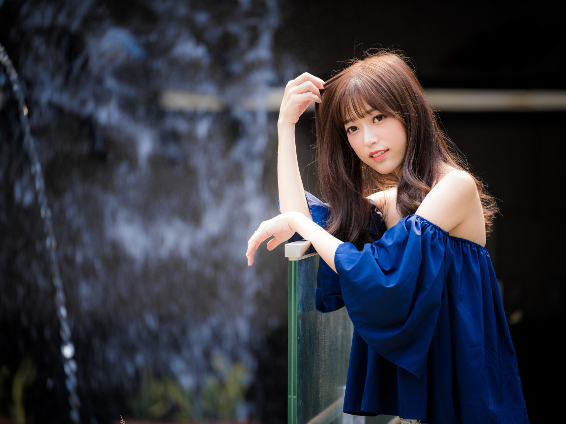 Девушка азиатка в синем красивом наряде