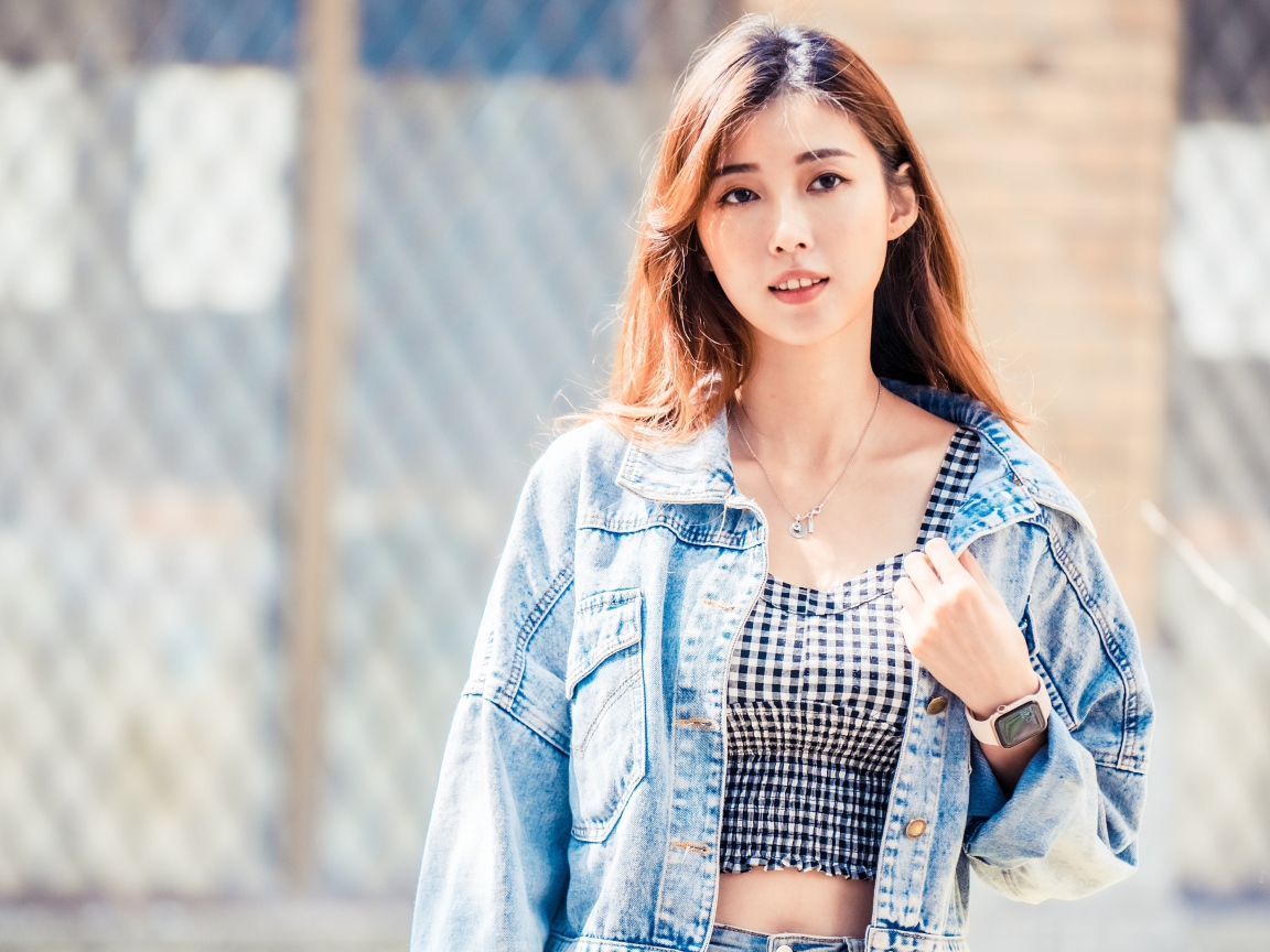 Азиатка в джинсовой куртке на улице 