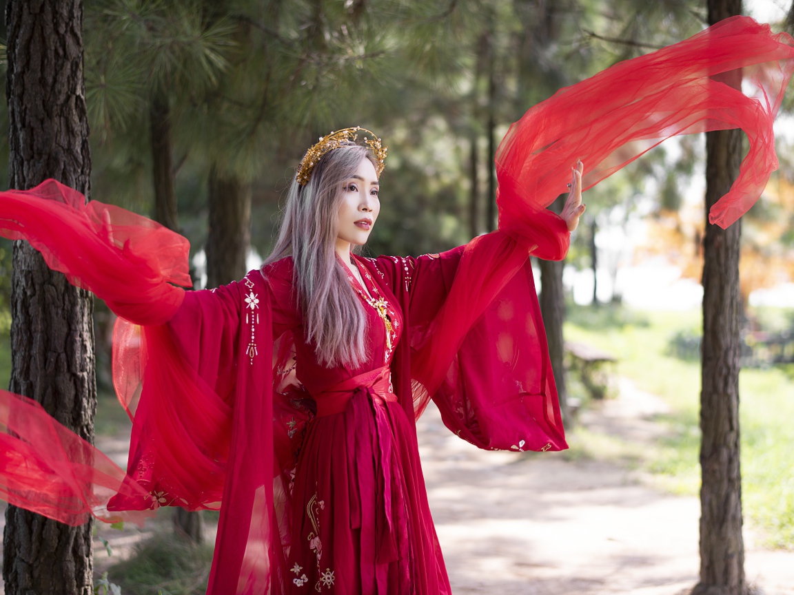 Красивая девушка азиатка в красном национальном костюме 