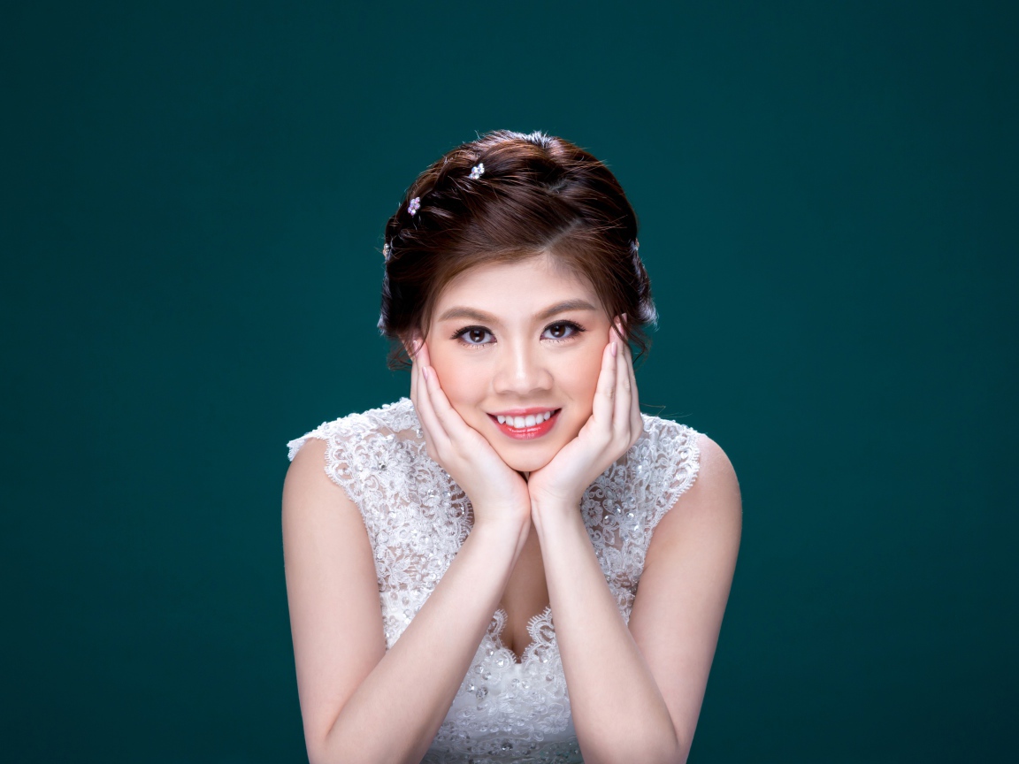 Красивая девушка азиатка в белом платье 