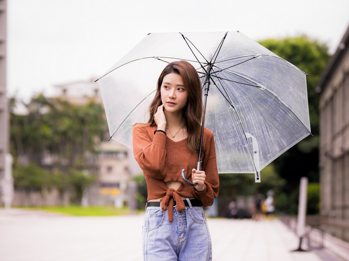 Красивая девушка азиатка с прозрачным  зонтом