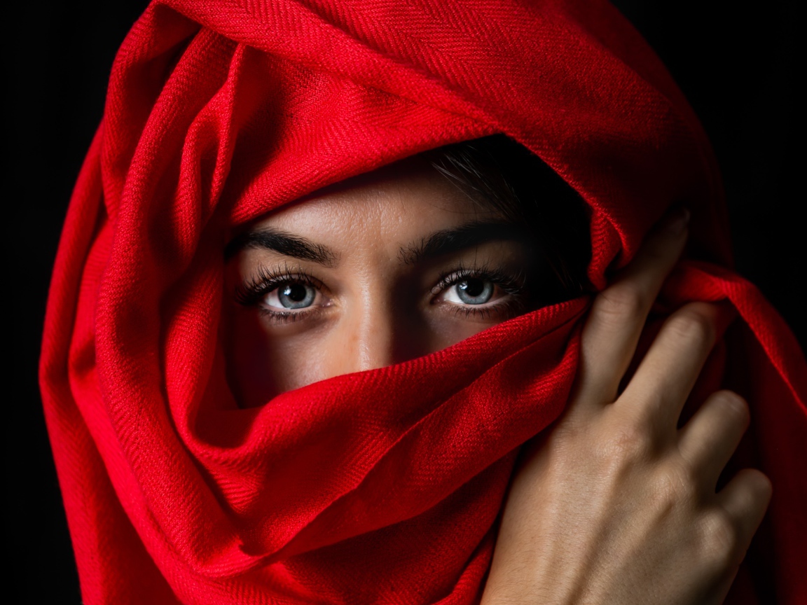 Красивая голубоглазая девушка в красном палантине 