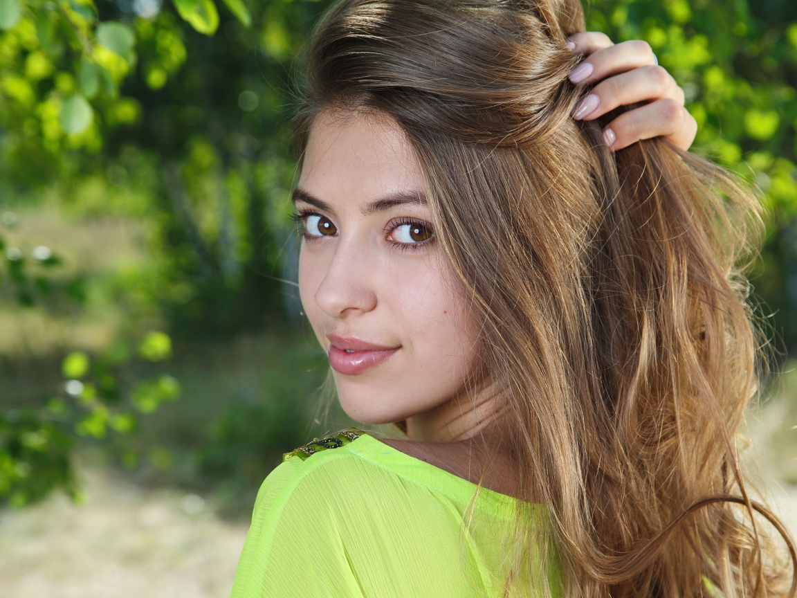 Красивая кареглазая шатенка с рукой в волосах 