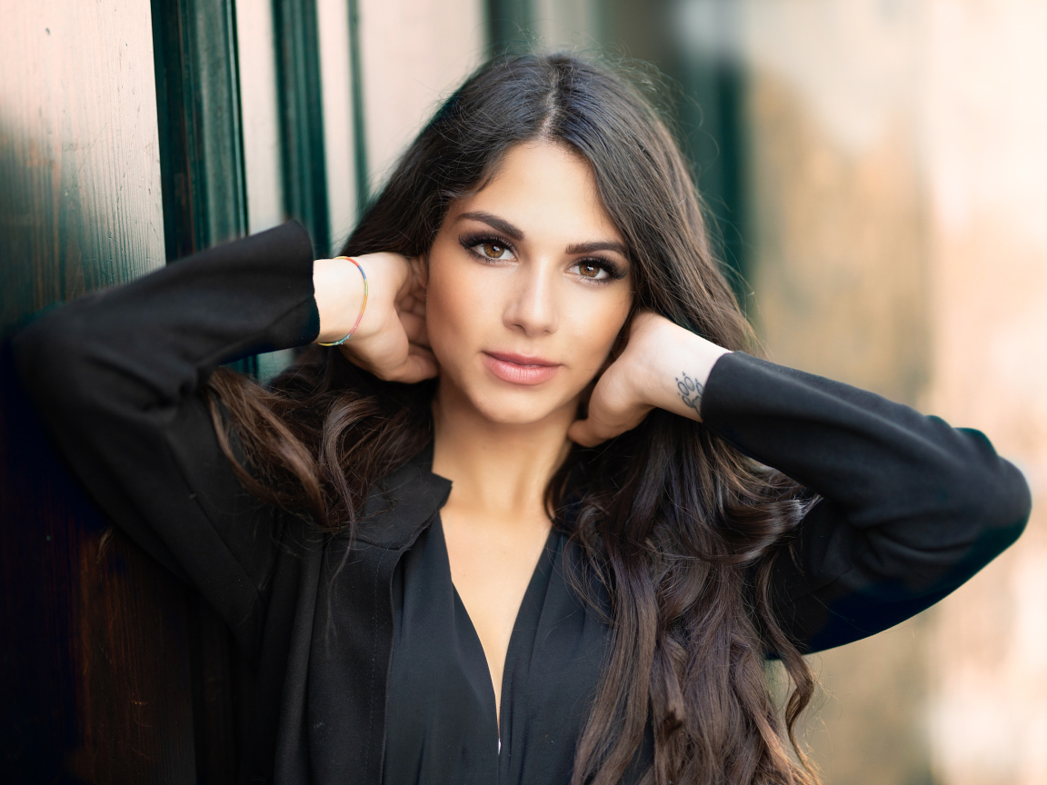 Красивая кареглазая девушка в черной рубашке 