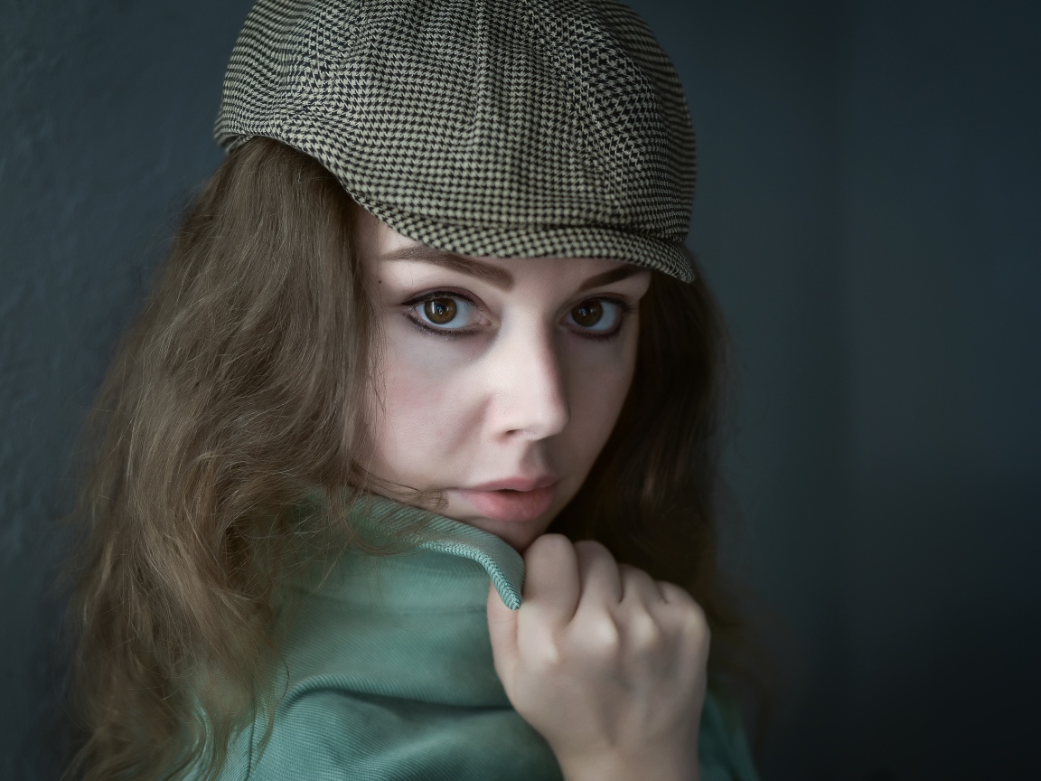 Красивая кареглазая девушка в кепке 