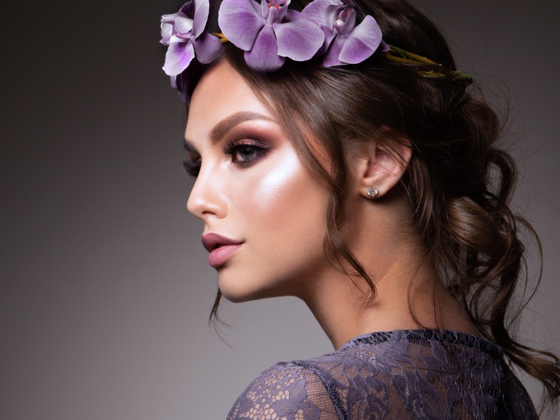 Красивая девушка шатенка с венком из орхидей 